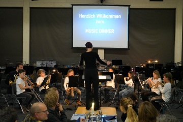 Das Ensemble vom Julia Kaufmann (Regionale Musikschule Sissach) spielt zum Apro